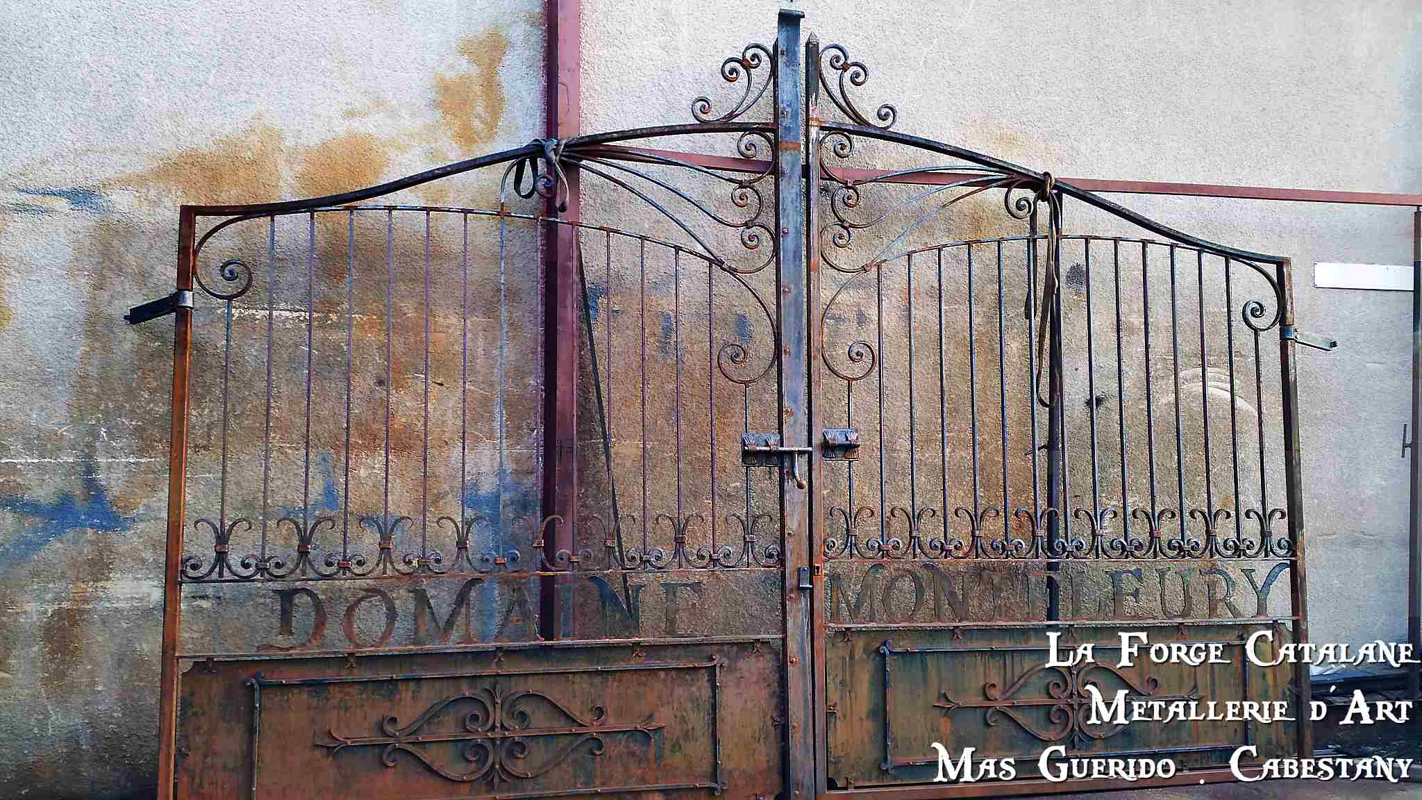 detail construction portail 2 vanataux volutes moulures  travail chaud forge catalane 3.jpg